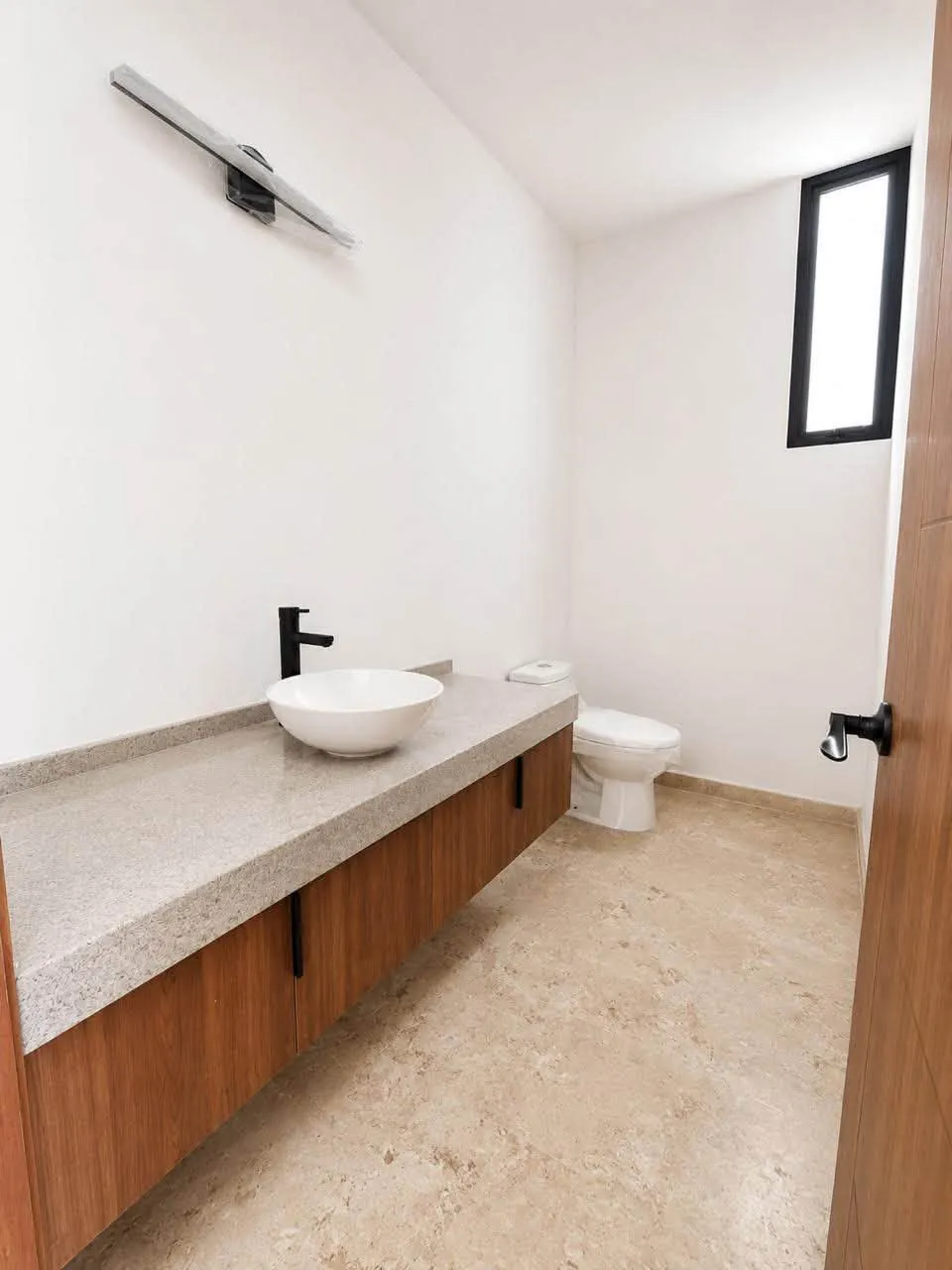Baño de visitas de la Casa Amatista en Real Campestre, Villahermosa