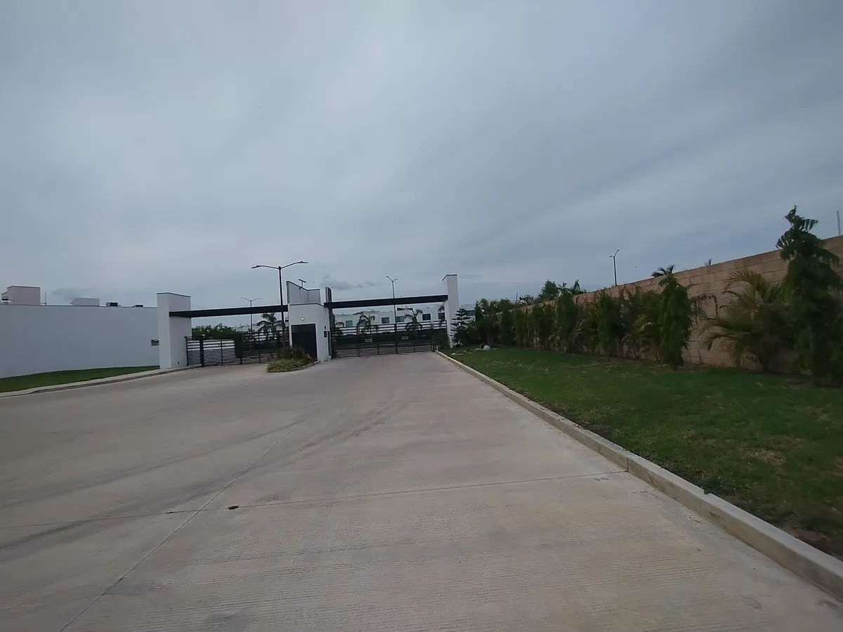 Acceso con caseta de Real Campestre, Villahermosa (fotografía real)
