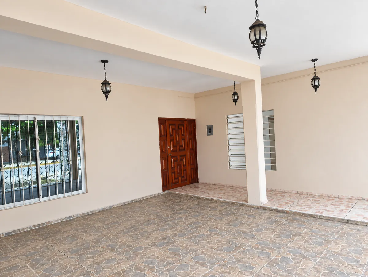 Cochera techada de la casa en venta en la Col. Guayabal