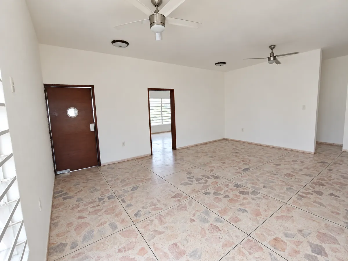 Sala amplia de la casa en venta en la Col. Guayabal
