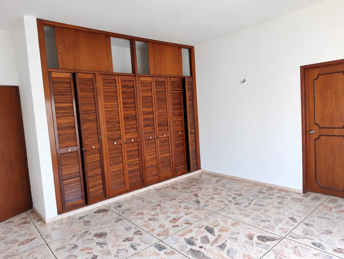 Recámara con clósets de la casa en venta en la Col. Guayabal
