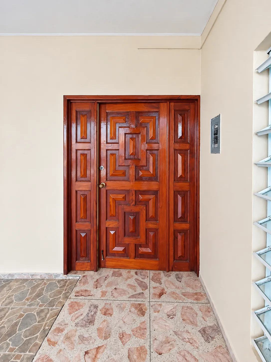 Puerta de entrada principal de la casa en venta en la Col. Guayabal