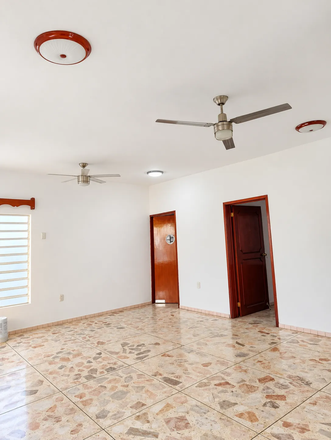 Sala-comedor amplia de la casa en venta en la Col. Guayabal