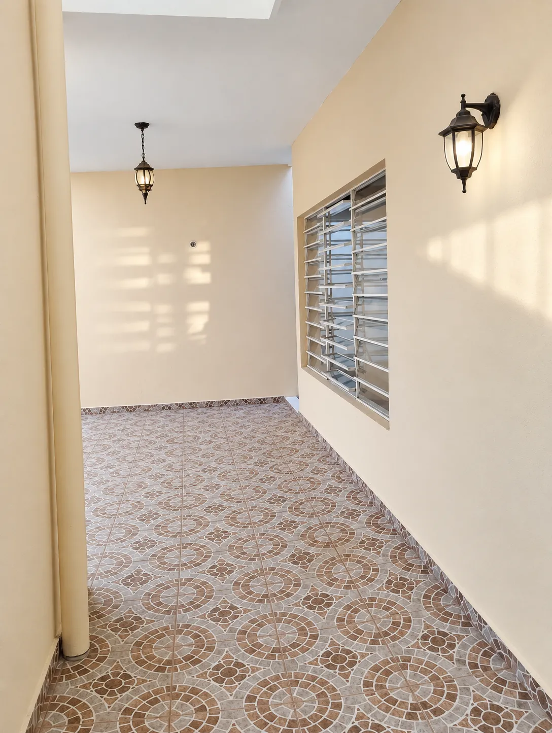 Pasillo techado de la casa en venta en la Col. Guayabal