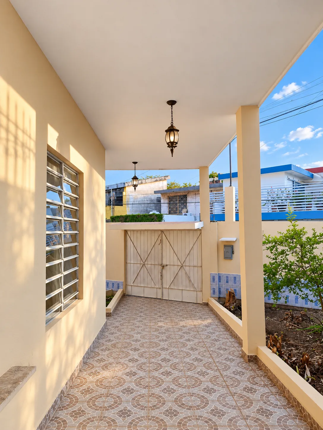 Cochera posterior techada de la casa en venta en la Col. Guayabal