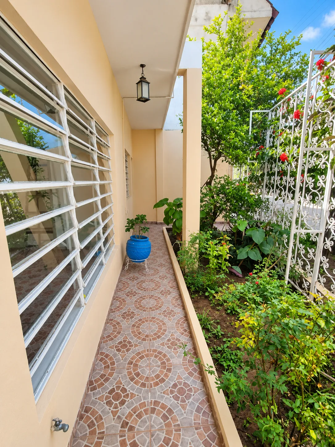 Jardín lateral de la casa en venta en la Col. Guayabal