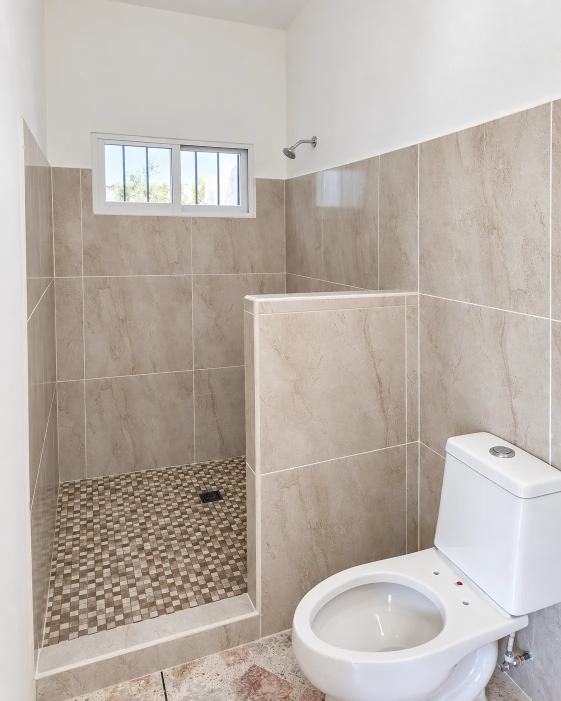 Baño con regadera de la casa en venta en la Col. Guayabal
