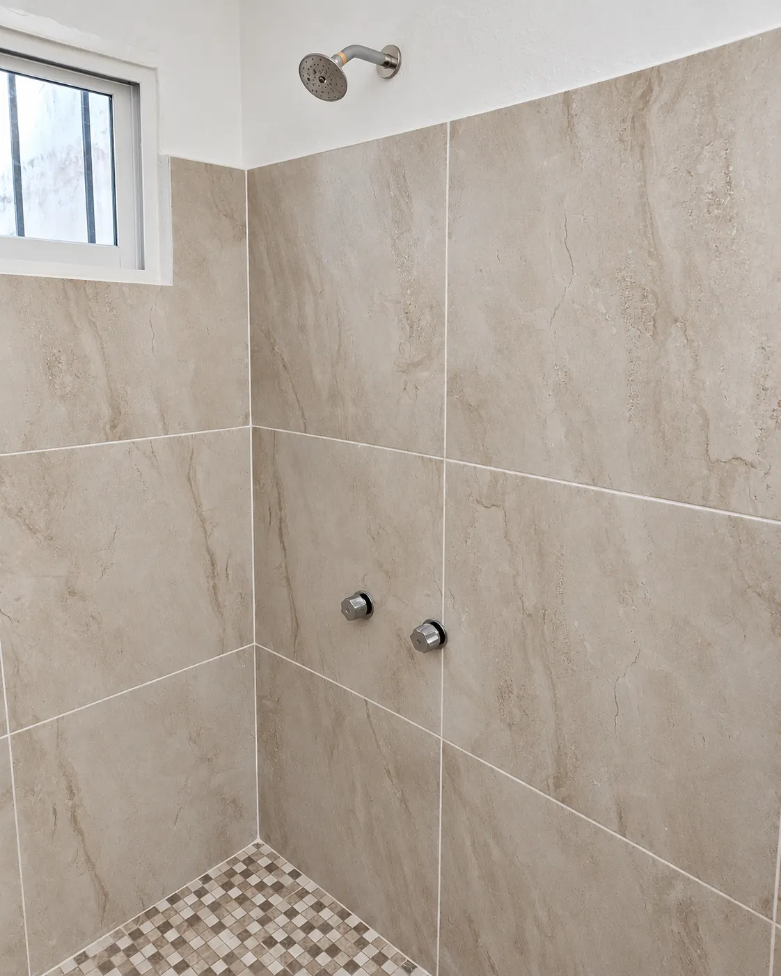 Regadera con azulejo de la casa en venta en la Col. Guayabal