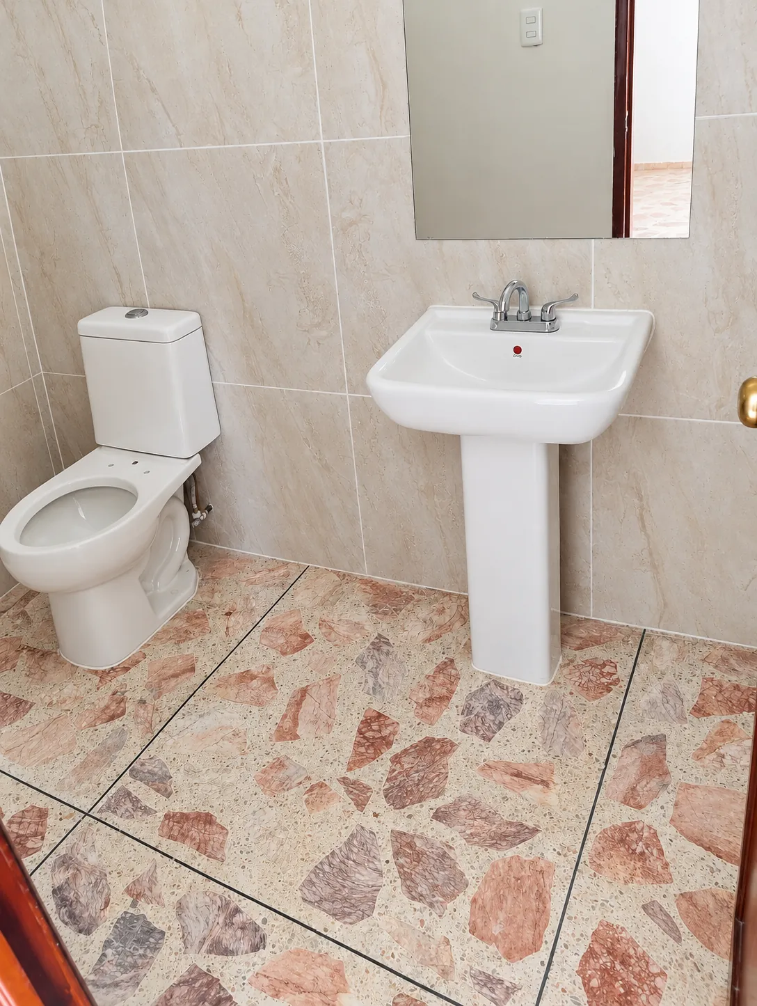 Baño con lavabo de la casa en venta en la Col. Guayabal