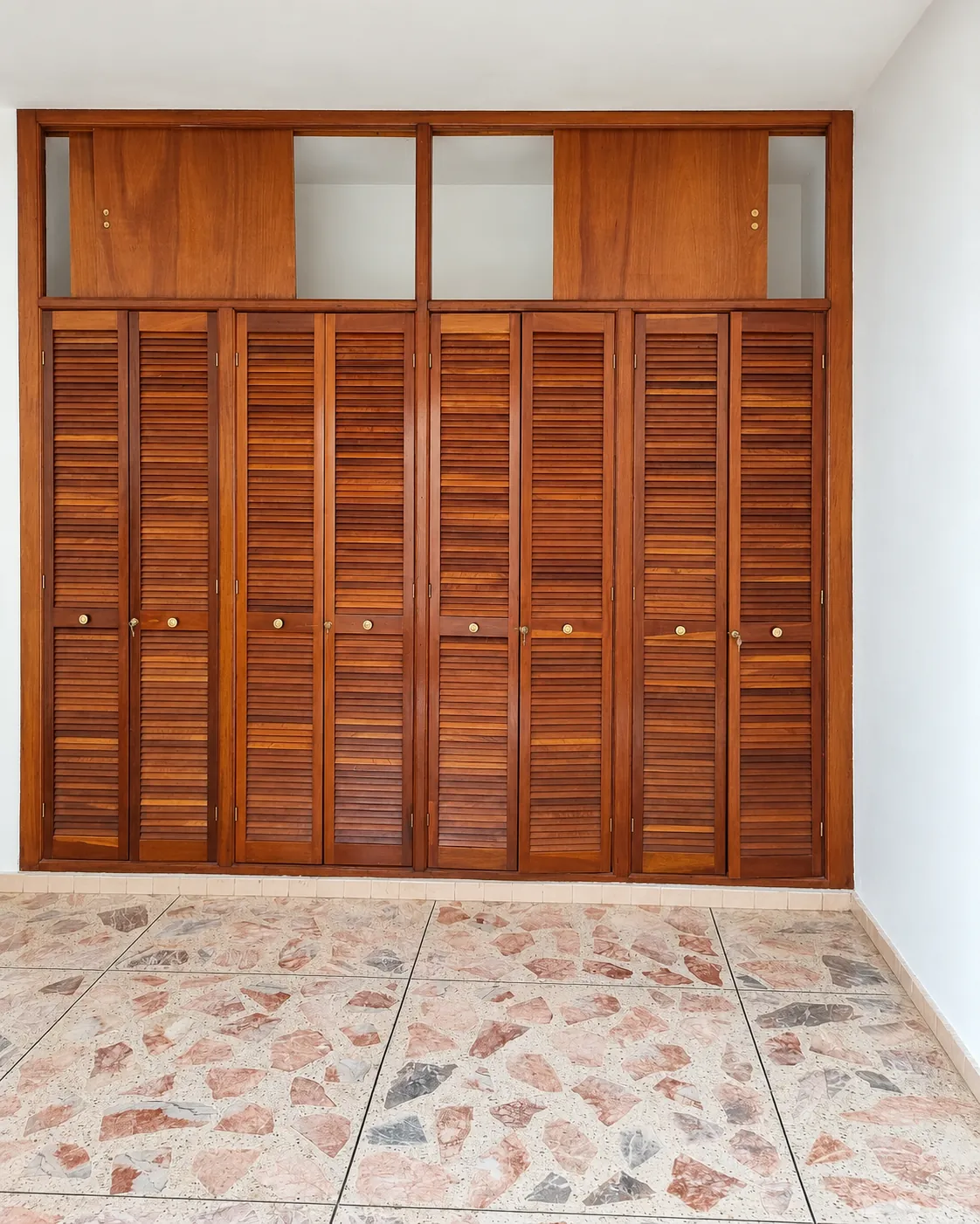 Clósets empotrados en recámara de la casa en venta en la Col. Guayabal