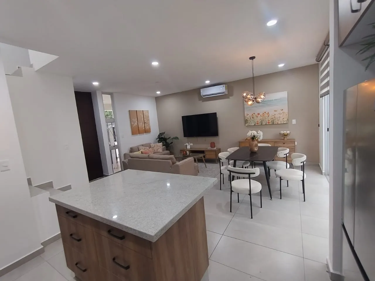 Cocina integrada con sala y comedor