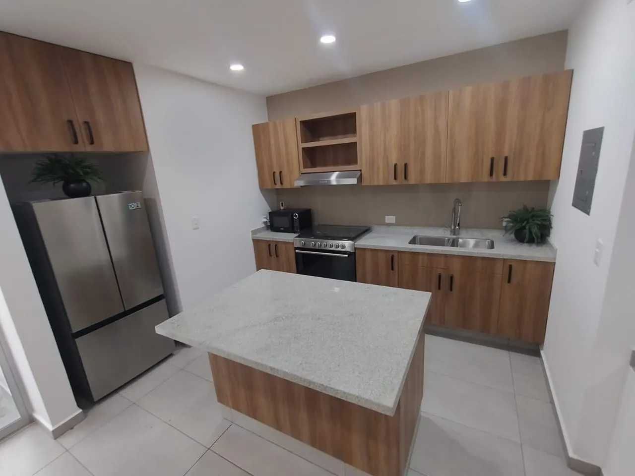 Cocina con cubierta de granito y estufa
