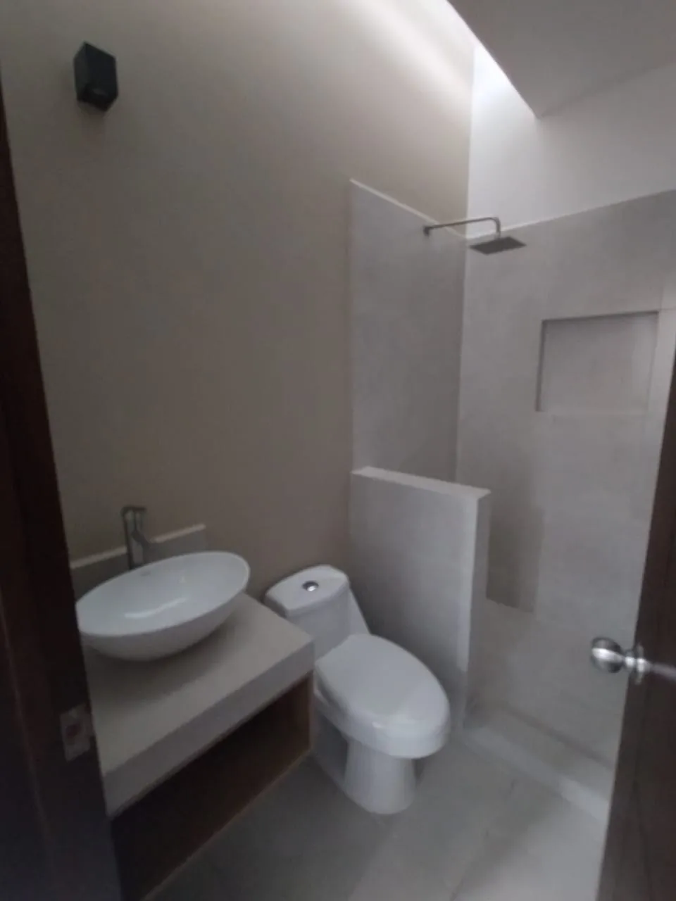 Baño completo compartido de planta alta