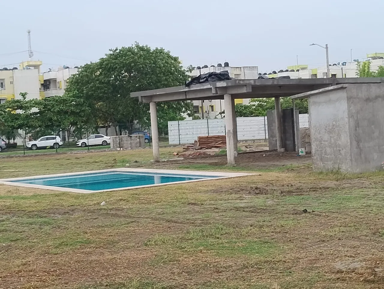 Alberca y palapa en construcción de Privada Guayacán