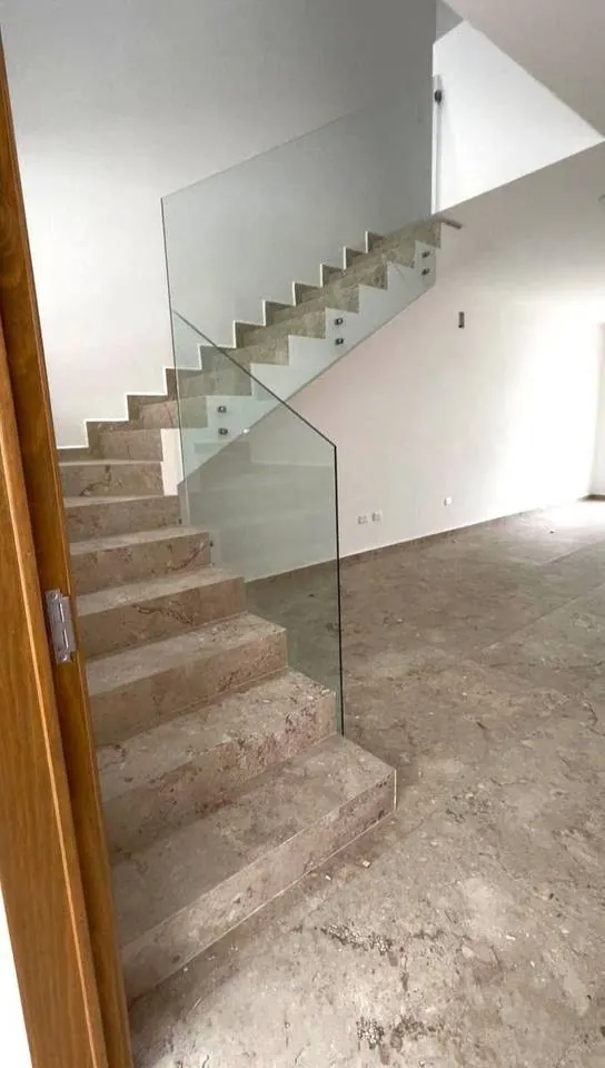 Escalera con barandal de vidrio de la Casa Prados en Real Campestre, Villahermosa