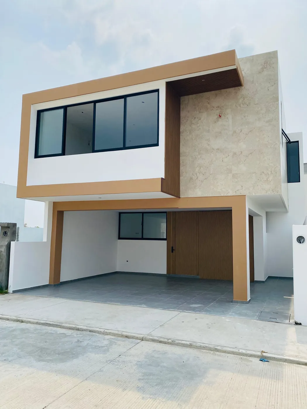 Fachada, vista lateral de la Casa Praga en Real Campestre, Villahermosa (casa modelo)